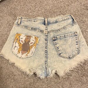 Denim distressed shorts with tiger